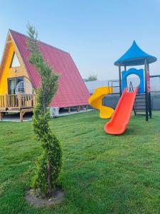 Herní místnost nebo prostor pro děti v ubytování denizkızı bungalov + 11 fotografií