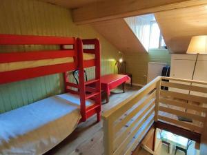 コトレにあるAppartement Cauterets, 3 pièces, 4 personnes - FR-1-234-179の二段ベッド2台、デスクが備わる客室です。