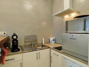 コトレにあるAppartement Cauterets, 2 pièces, 6 personnes - FR-1-234-153の小さなキッチン(シンク、電子レンジ付)