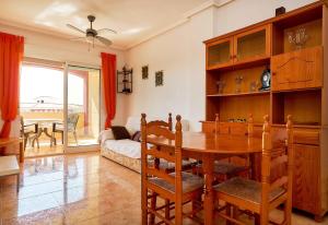 salon ze stołem i kanapą w obiekcie Espanhouse Asif 2 Bedrooms Best View Apartment w mieście Torrevieja
