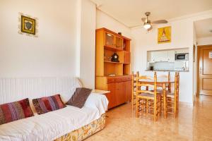 salon z białą kanapą i stołem w obiekcie Espanhouse Asif 2 Bedrooms Best View Apartment w mieście Torrevieja