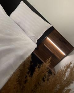 Un pat sau paturi într-o cameră la Splendor Apartment