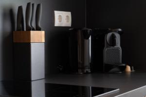 eine Küchentheke mit Messerblock und Kaffeemaschine in der Unterkunft Ferienwohnung Magdalena - Fritz Apartments in Innsbruck