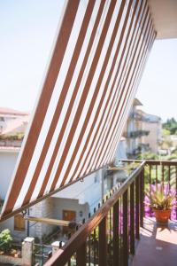 ein Holzgeländer auf einem Balkon mit Aussicht in der Unterkunft Il Viaggiatore Errante in Fondi