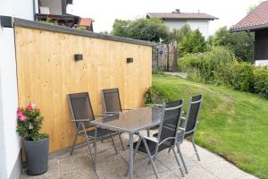 einen Tisch und Stühle auf einer Terrasse mit einem Zaun in der Unterkunft Ferienwohnung Magdalena - Fritz Apartments in Innsbruck