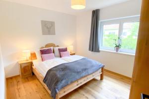 ein Schlafzimmer mit einem großen Bett mit rosa Kissen in der Unterkunft Ferienwohnung Magdalena - Fritz Apartments in Innsbruck