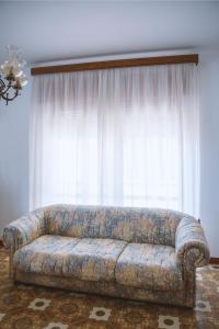 eine Couch vor einem Fenster in der Unterkunft Il Viaggiatore Errante in Fondi