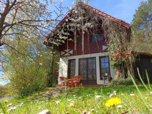 un cottage avec une maison rouge et blanche dans l'établissement Birchy Hills, à Sitno