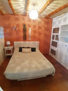 - une chambre avec un grand lit dans l'établissement Studio com vista mar, à Carvoeiro