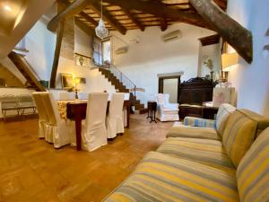uma sala de estar com um sofá e uma mesa em Residenza D'Epoca San Lorenzo Tre em Todi