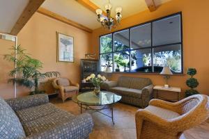 a living room with furniture and a large window at Motel 6-Gainesville, FL in Gainesville