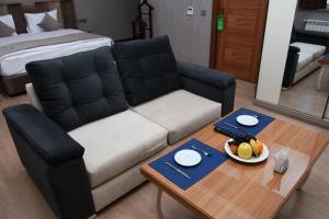 Naxçıvan Palace Hotel في Sovetabad: غرفة معيشة مع أريكة وطاولة