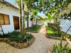 Ein Garten an der Unterkunft Babalao Bungalows