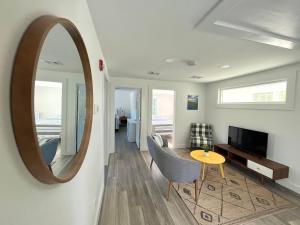 TV a/nebo společenská místnost v ubytování Kingfisher Lodging