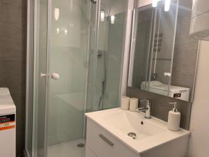 Kúpeľňa v ubytovaní Bel Appartement en bord de mer, accès direct à la plage + 3 fotografie