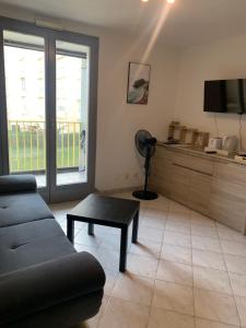 Televízia a/alebo spoločenská miestnosť v ubytovaní Bel Appartement en bord de mer, accès direct à la plage