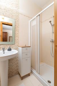 a bathroom with a shower and a sink at Spacious, Bright & Cosy 2 Bedroom 2 Bathroom Apartment - Msida Uni Heights in Msida