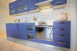 A kitchen or kitchenette at Pano's House