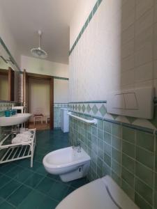uma casa de banho com um WC branco e um lavatório. em A casa di Carla - Villa in Salento em Lecce