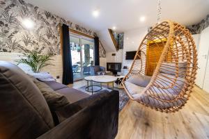 Posezení v ubytování Hotel Bacówka Radawa & SPA