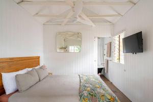 Giường trong phòng chung tại Banksia Bungalow - 100m To Town, 15 Mins To Beach