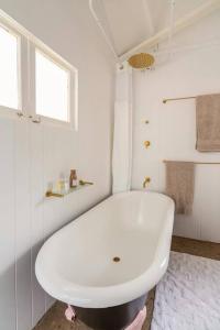 Phòng tắm tại Banksia Bungalow - 100m To Town, 15 Mins To Beach