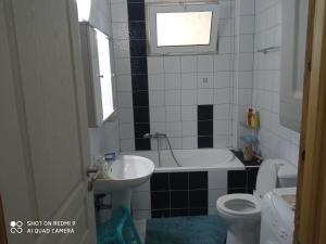Koupelna v ubytování BELLA-CAZA + 37 fotografií