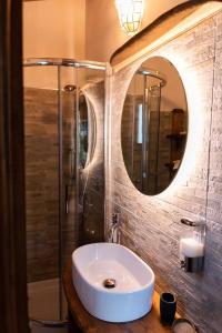 y baño con lavabo y espejo. en Mini spa in chalet bosco en Cisternino