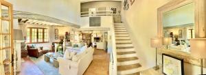 - un salon avec un escalier en colimaçon dans une maison dans l'établissement La Bastide, au Plan-de-la-Tour