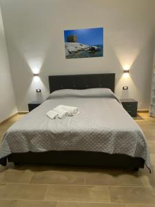 1 dormitorio con 1 cama con 2 toallas en B&B My Home, en Agrigento