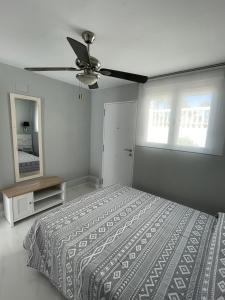 En eller flere senger på et rom på Seafront recently renovated apartments