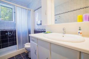 A bathroom at Pano's House