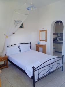 1 dormitorio con 1 cama en una habitación en Filoxenia, en Skopelos Town