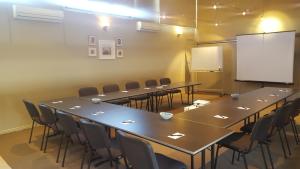 Una sala de conferencias con mesas, sillas y una pizarra. en Best Western Bungil Creek Motel, en Roma 22 fotos más