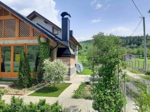 ein Haus mit Garten davor in der Unterkunft Vikendica Twins in Donji Vakuf