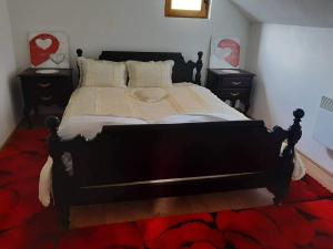ein Schlafzimmer mit einem großen Bett mit zwei Nachttischen in der Unterkunft Vikendica Twins in Donji Vakuf