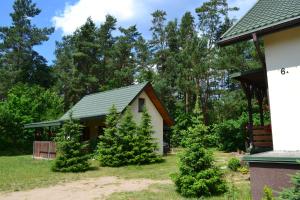 ein Haus mit Bäumen im Hof in der Unterkunft Domek w Sajenku in Augustów