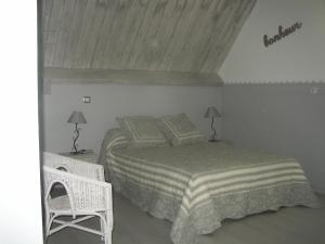 Een bed of bedden in een kamer bij Les PETITES PIERRES DE PEYROUSSELLE