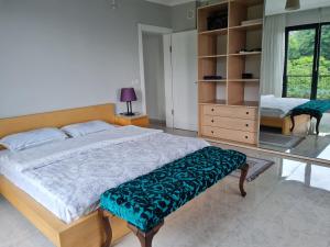 1 dormitorio con 1 cama grande y vestidor en KD Apartments en Kartepe
