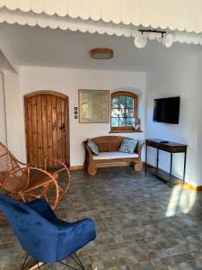 un soggiorno con un divano e un tavolo di Spokojny Zaułek a Ulinia