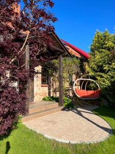 una barca seduta fuori da una casa con gazebo di Spokojny Zaułek a Ulinia