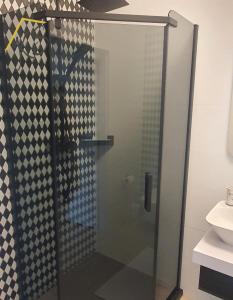 a shower with a glass door in a bathroom at Słoneczne Piaski 12 Słoneczna Dolina in Jastrzębia Góra