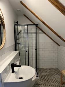 un bagno con doccia e lavandino bianco di Spokojny Zaułek a Ulinia Altre 22 foto