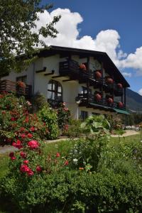 ein Gebäude mit Blumen davor in der Unterkunft Landhaus Linser in Tarrenz