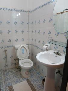 y baño con aseo y lavamanos. en The Hillside Residence, en Muang Phônsavan