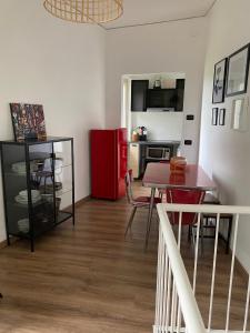 een keuken met een tafel en een rode koelkast bij Casale a la campagne in San Mauro Torinese