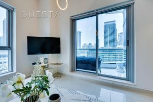 ein Wohnzimmer mit einem großen Fenster mit Aussicht in der Unterkunft Bay Central, Dubai Marina in Dubai