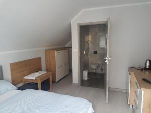 Postel nebo postele na pokoji v ubytování DOM GOŚCINNY ANNA