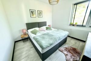 מיטה או מיטות בחדר ב-Apartament Ogrodowy Zakątek
