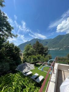 ネッソにあるGiardino sul lago, La Vignaのプールと水辺の景色を望むバルコニー
